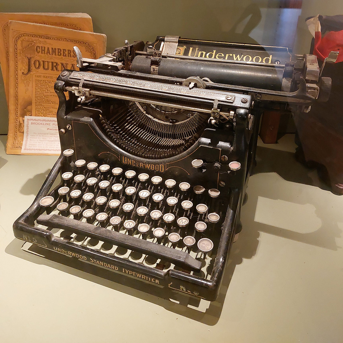 A classic black typewriter with round keys, the logo says Underwood nr 5